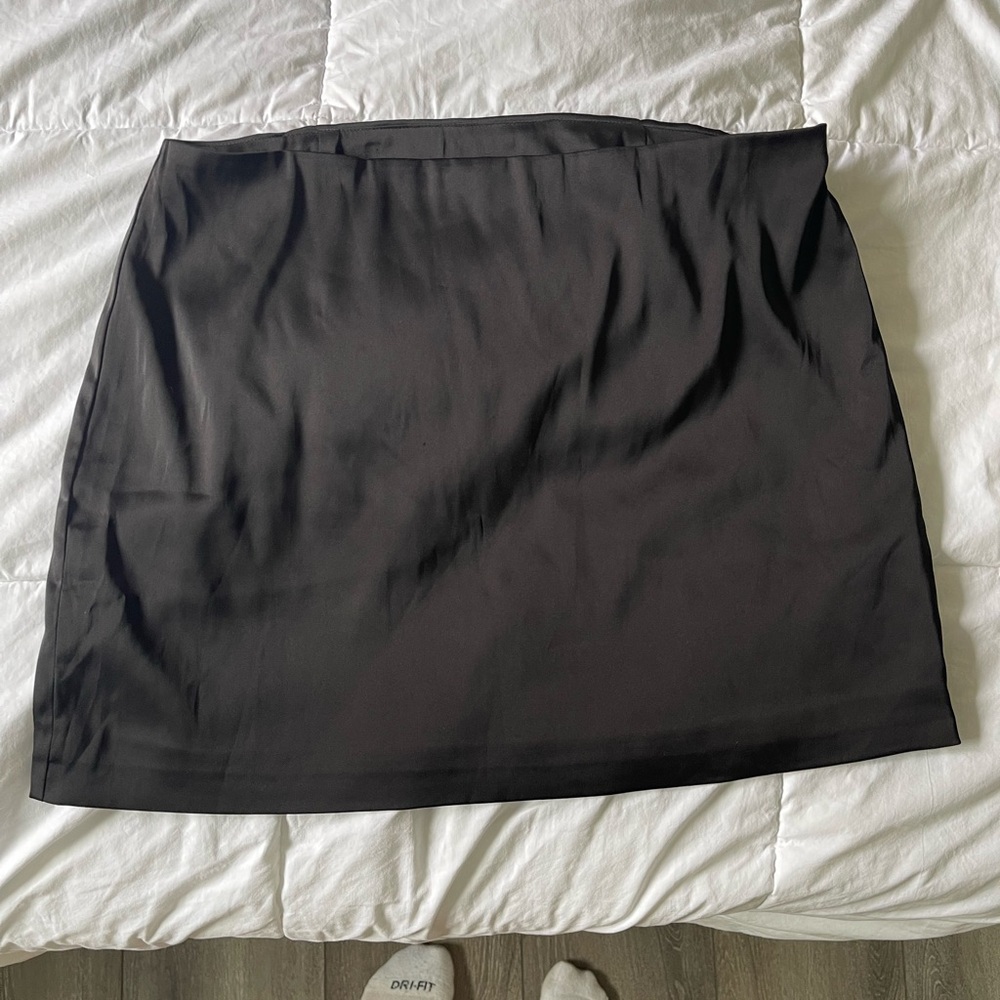 Aritzia skirt size 6